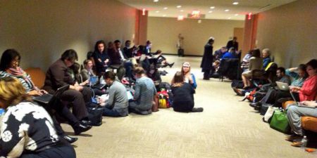 Representantes da sociedade civil aguardando em frente à sala de negociações da Comissão. Foto por @Grolind no twitter.